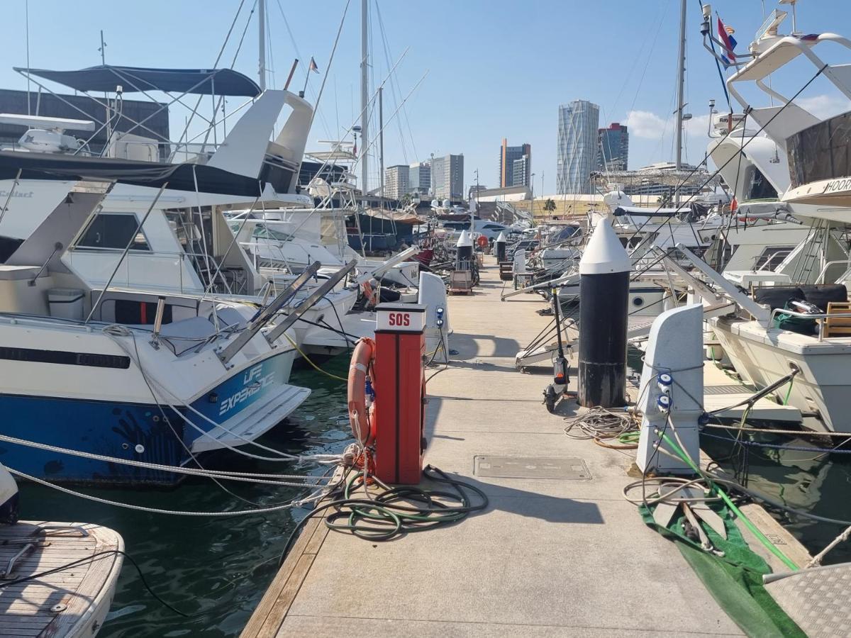 מלון Beautiful And Comfy Boat In Barcelona With Boat Tour Option מראה חיצוני תמונה